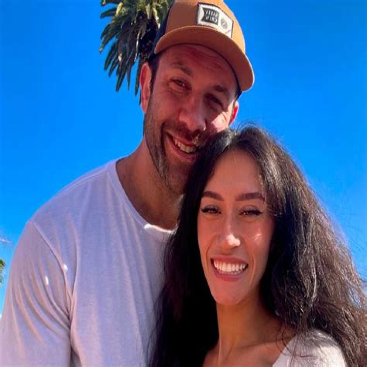 Who Is Lee Asher? His Girlfriend, Wife, & Gay Rumors Explored